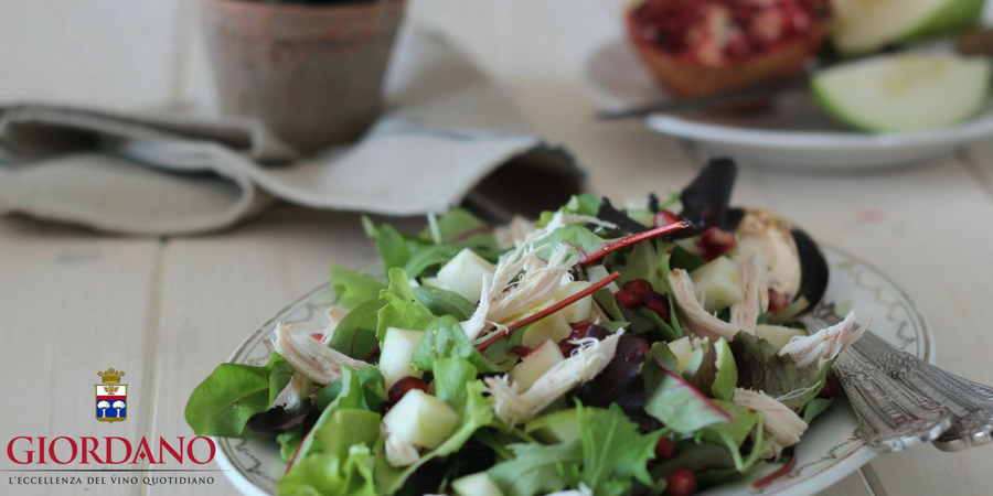 Insalata invernale con pollo arrosto, mela e melagrana