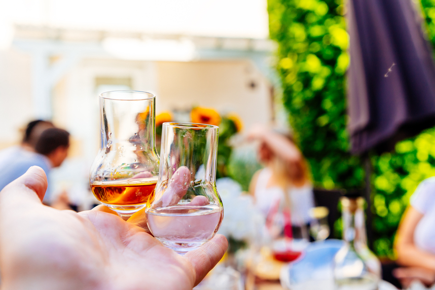 Bianca, invecchiata o barricata? Come degustare le diverse tipologie di grappa Bianca, invecchiata o barricata? Come degustare le diverse tipologie di grappa