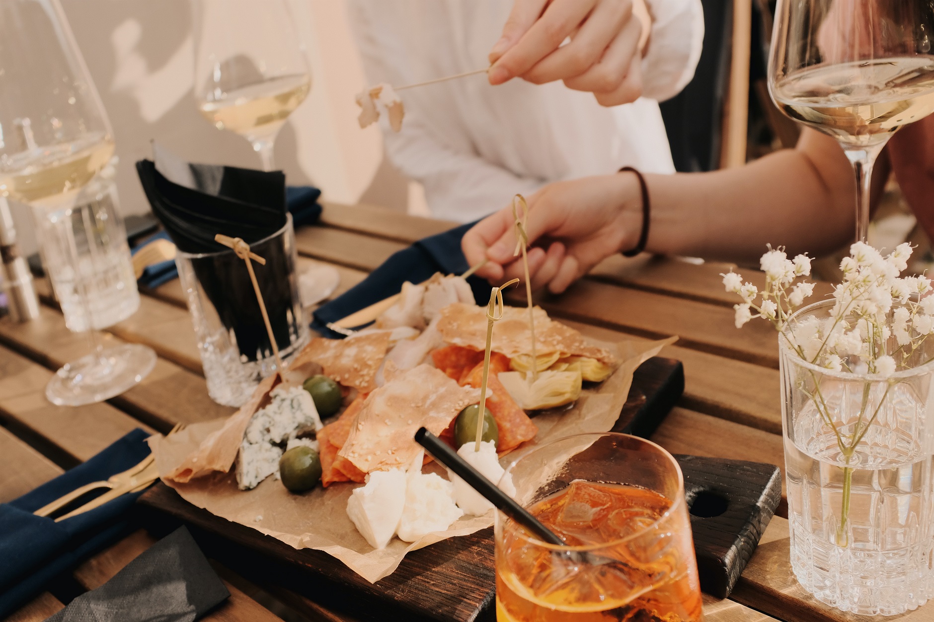 Aperitivo all'italiana: tutti i segreti per organizzarlo al top Aperitivo all'italiana: tutti i segreti per organizzarlo al top