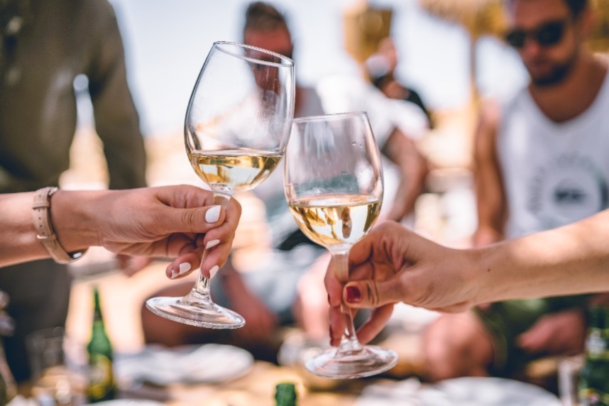 Agosto in bottiglia: 5 etichette fresche fresche da portare in vacanza Agosto in bottiglia: 5 etichette fresche fresche da portare in vacanza