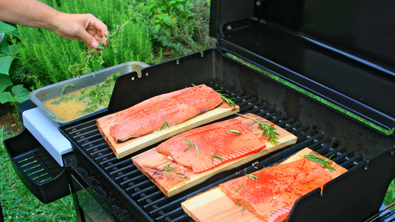 Gli indispensabili per il BBQ secondo Giordano Vini: tavolette in legno di cedro per il pesce