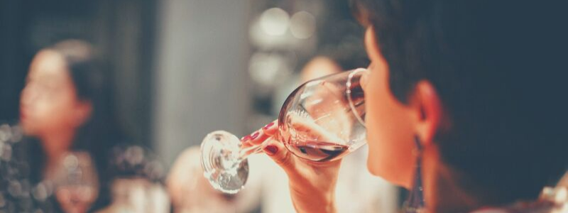 Un bicchiere di vino rosso? Pu non esser certo che faccia bene alla salute, di certo fa bene all'umore