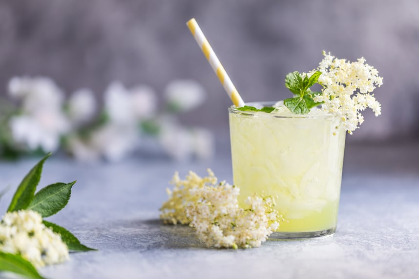 cocktail a base di spumante con fiori e agrumi