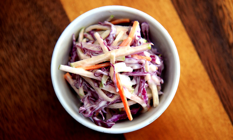 Come cucinare Coleslaw (e con quali vini abbinarlo)