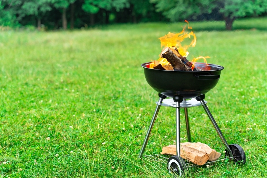 come accendere il barbecue con la legna
