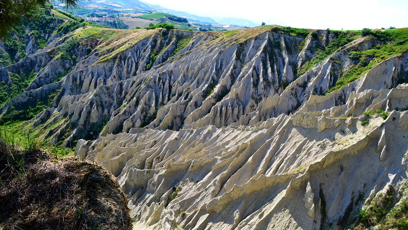 I maestosi calanchi che circondano Atri, in Abruzzo, veri e propri Canyon naturali