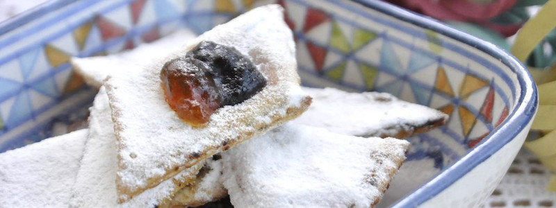 dolci di carnevale crostoli e vino