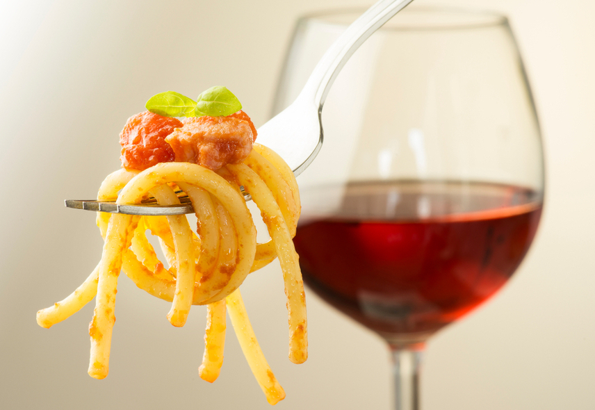 pasta amatriciana e vino in abbinamento