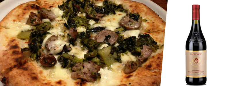 Carrettiera, la pizza con salsiccia e friarielli, insieme a un bicchiere di Bonarda