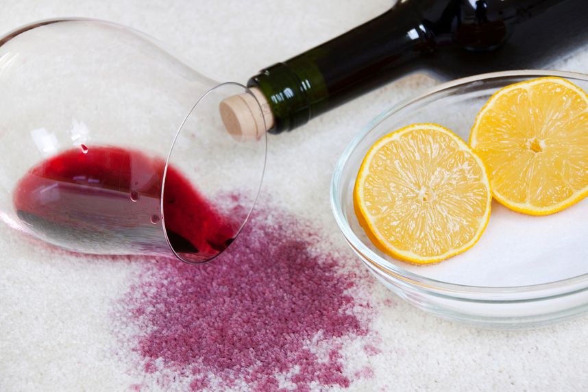 rimuovere macchie di vino rosso con il limone