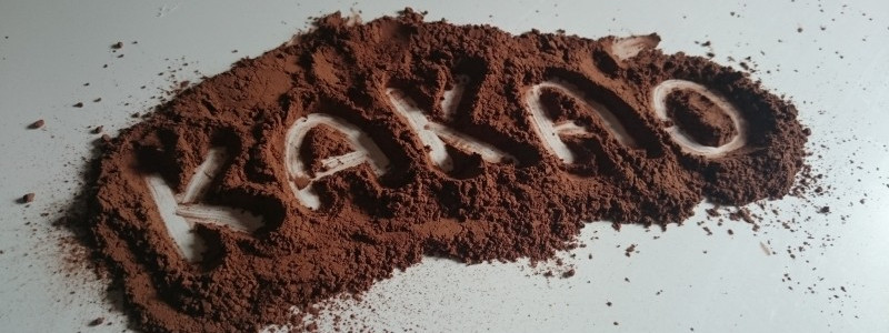 Separare parte secca e parte grassa del cacao per creare Uova di Pasqua